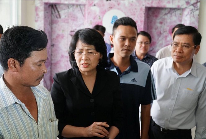 Phó Chủ tịch nước: Cháy chung cư làm 13 người chết là bài học đau xót Phó chủ tịch nước đến thăm và hỗ trợ người dân chung cư Carina.