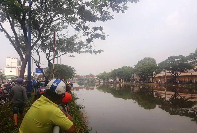 Đang đi trên cầu, người đàn ông bất ngờ nhảy kênh tự vẫn Khu vực người đàn ông nhảy kênh tự tử.