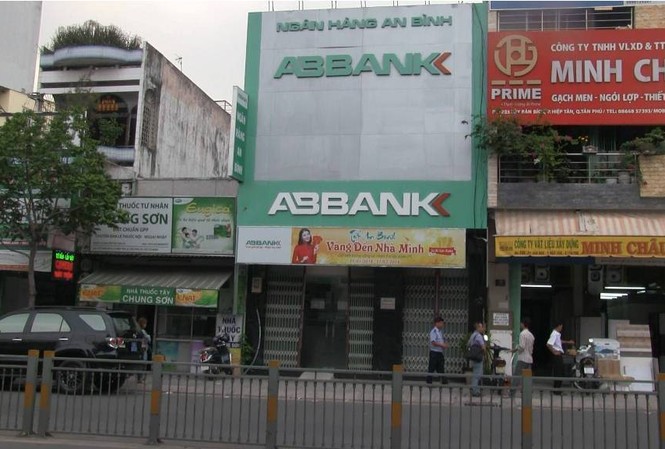 Nghi can thứ 3 trong vụ cướp ngân hàng ở Sài Gòn đầu thú Ngân hàng xảy ra vụ cướp vào ngày 31/3.
