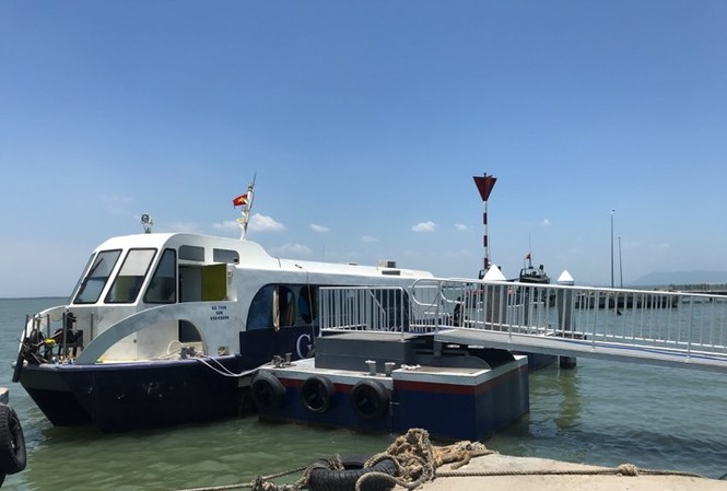 Niêm phong vết thủng tàu cao tốc chở 42 người chìm Tàu C3 đang neo đậu ở Cần Giờ để điều tra nguyên nhân.