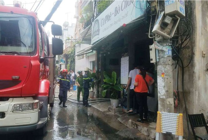 Giải cứu người đàn ông trong căn nhà bốc cháy ở Sài Gòn Hiện trường vụ cháy.