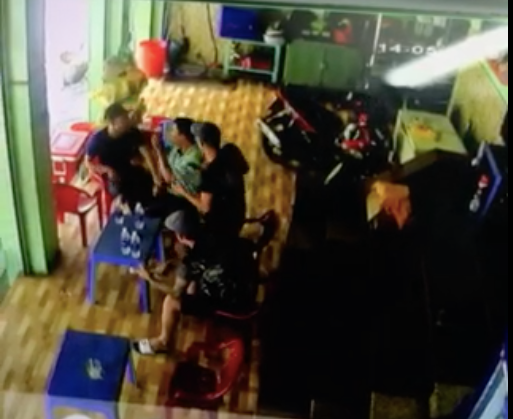 Bắt kẻ đòi nợ thuê doạ giết con nợ sau 3 ngày nếu không trả tiền Phúc cùng đàn em khống chế con nợ và doạ giết.