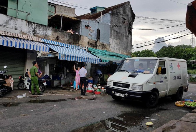 Cụ bà 75 tuổi tử vong nhiều ngày trong căn nhà khoá trái cửa Công an có mặt điều tra vụ việc và đưa thi thể nạn nhân về nhà xác.
