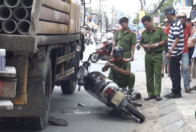 Tài xế Grabbike kẹt dưới bánh xe tải, giao thông ùn tắc nghiêm trọng Hiện trường tai nạn.