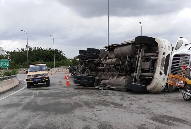 Hết hồn với 2 cuộn sắt nặng hàng chục tấn văng ra đường Hiện trường vụ tai nạn.