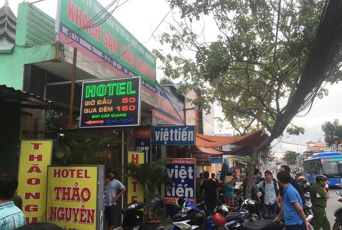 Côn đồ vác mã tấu chống trả, công an nổ nhiều phát súng khống chế Khu vực xảy ra vụ việc.