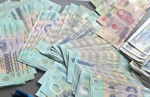 Tìm hành khách quên ví có hàng chục triệu đồng trên taxi ở TPHCM Bên trong chiếc ví có khoảng 56 triệu đồng cùng nhiều thẻ visa.