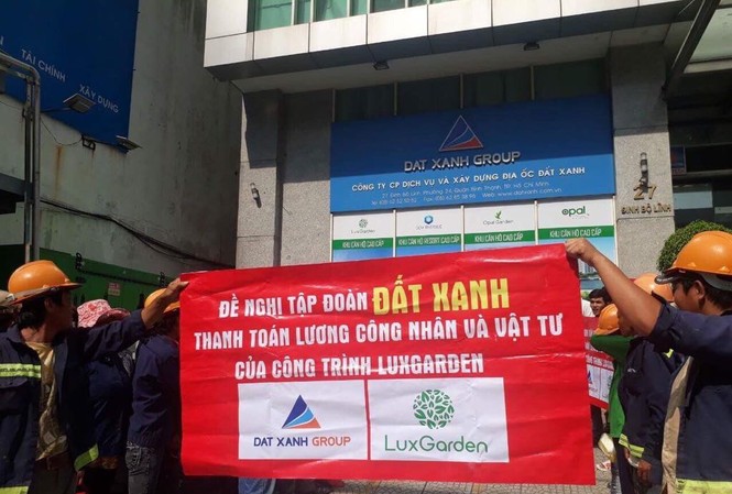Công nhân dự án Luxgarden khốn khổ vì nhà thầu, chủ đầu tư 'đá nhau' Công nhân kéo đến trụ sở Tập đoàn Đất Xanh đòi tiền lương.