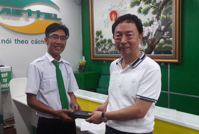 Tài xế taxi trả lại hơn 100 triệu đồng cho khách nước ngoài Tài xế Hiếu trả lại chiếc ví chứa nhiều tài sản cho khách.