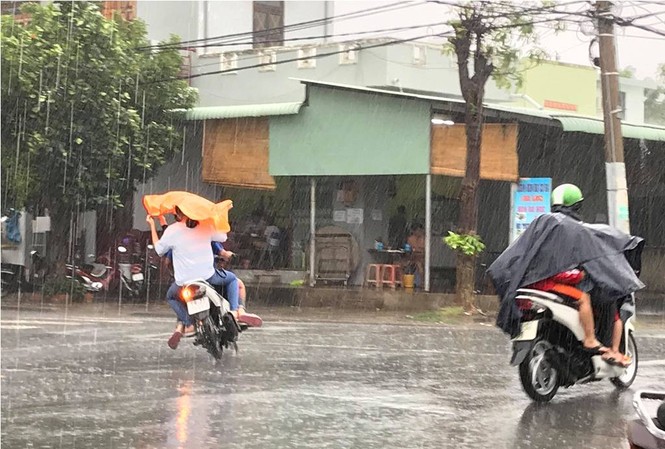 TPHCM mưa to, gió giật mạnh do bão số 9 Khu vực huyện Cần giờ có mưa ngày càng lớn.