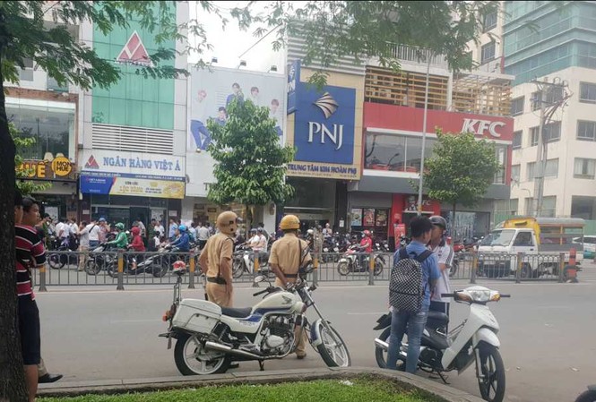 Ngân hàng Việt Á lên tiếng vụ hai thanh niên dùng súng cướp tiền Công an có mặt điều tra vụ việc.