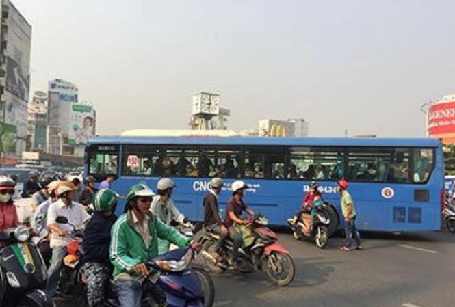 Đình chỉ tài xế xe buýt chạy ngược vòng xoay còn dọa đánh người dân Tài xế điều khiển xe buýt quay đầu ngược chiều tại vòng xoay Điện Biên Phủ bị đình chỉ.