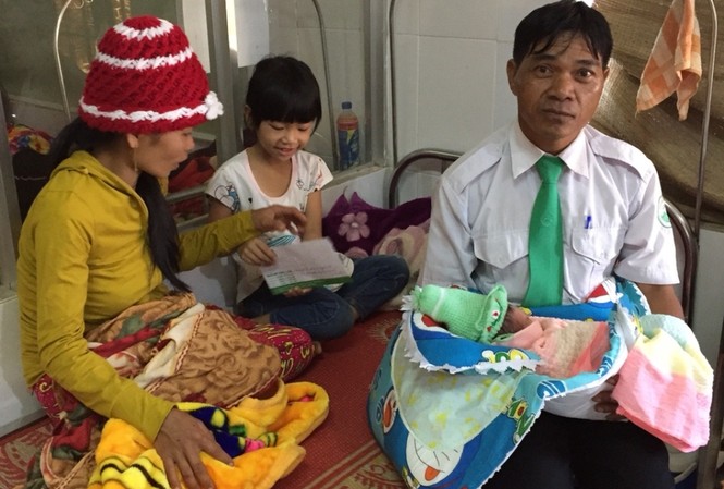 Em bé thứ 100 chào đời trên 'những chuyến xe hạnh phúc' Tài xế Kpa Điêm và em bé thứ 100 sinh ra trên taxi của Mai Linh.