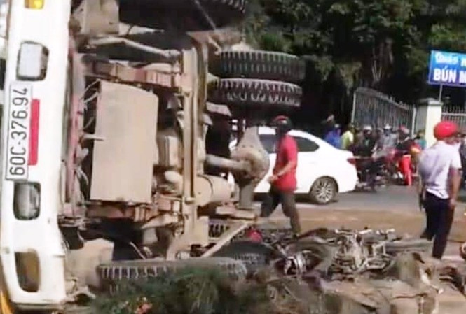 Xe ben lật nhào giữa đường, 3 người đi xe máy thương vong Chiếc xe ben lật ngang đường đè 2 xe máy.