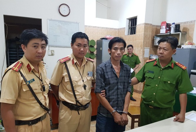 CSGT đuổi bắt kẻ trộm xe máy của người phụ nữ ở Sài Gòn CSGT bàn giao tên trộm cho công an phường xử lý.