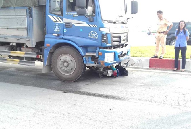 Nam công nhân bị xe tải cán chết trên đường đi làm ngày cận Tết Hiện trường tai nạn.