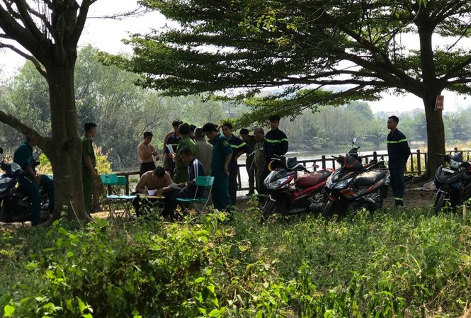 Đi thả cá ông Táo, người phụ nữ rơi xuống sông chết đuối Lực lượng chức năng điều tra vụ việc.