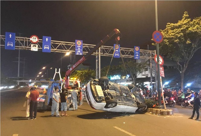 Xế hộp tiền tỉ nát bét sau cú tông con lươn, tài xế nồng nặc mùi cồn Hiện trường vụ tai nạn.