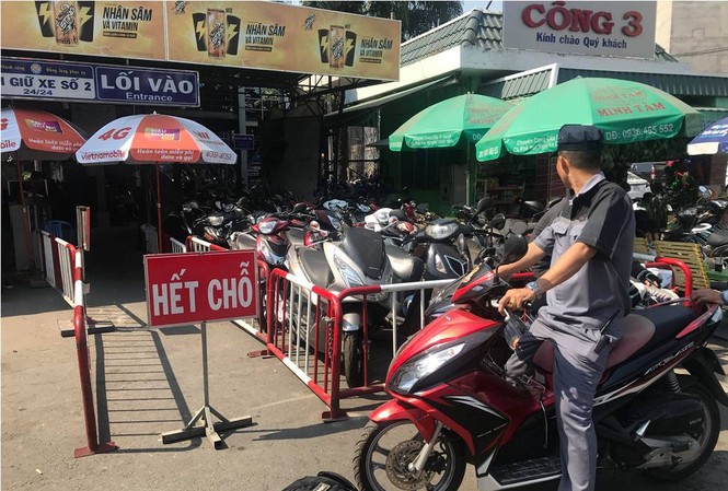 “Chặt chém” giá giữ xe máy dịp Tết Nguyên đán Các bãi giữ xe trong bến xe Miền Đông hết chỗ.