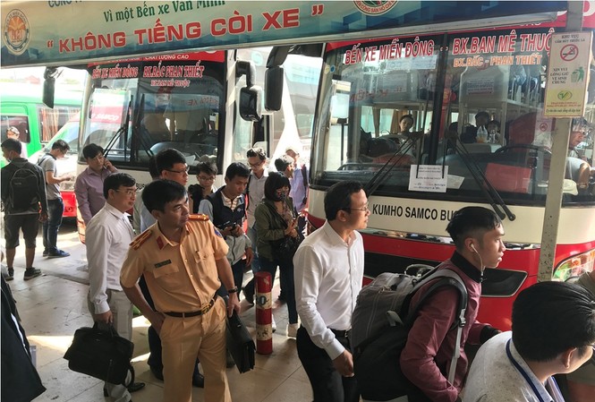 Nhà xe “chặt chém” thu tiền gấp đôi giá vé Tết bán tại bến Lực lượng chức năng kiểm tra việc chở khách Tết tại bến xe Miền Đông.