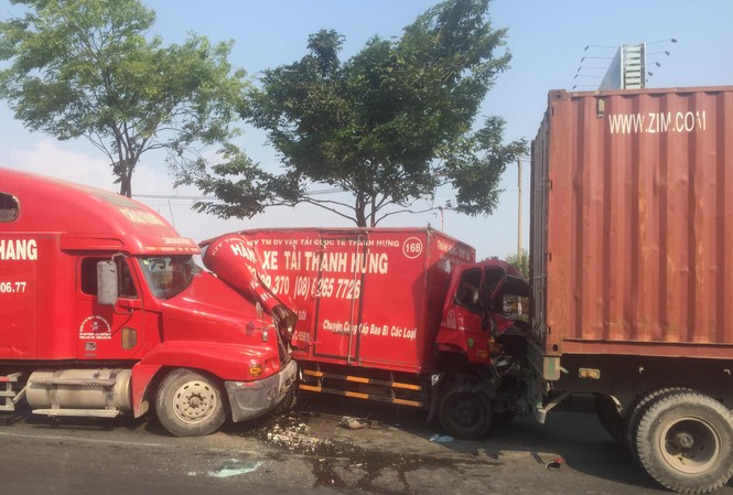Xe tải biến dạng sau tai nạn liên hoàn, 2 người nhập viện Hiện trường vụ tai nạn.