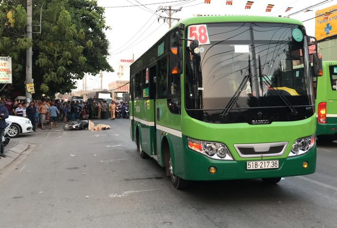 Phanh gấp ngã xuống đường, người đàn ông bị xe buýt cán tử vong Hiện trường vụ tai nạn.