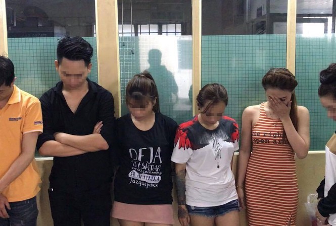 Nhóm thanh niên phê ma tuý trong quán bar tháo chạy khi thấy công an Nhiều thanh niên nam nữ phê ma tuý bị đưa về công an.
