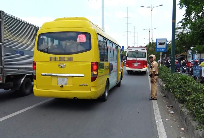 Tài xế xe khách bị phạt vì không thắt dây an toàn: Vội quá nên tôi quên CSGT kiểm tra các xe khách có người không cài dây an toàn.