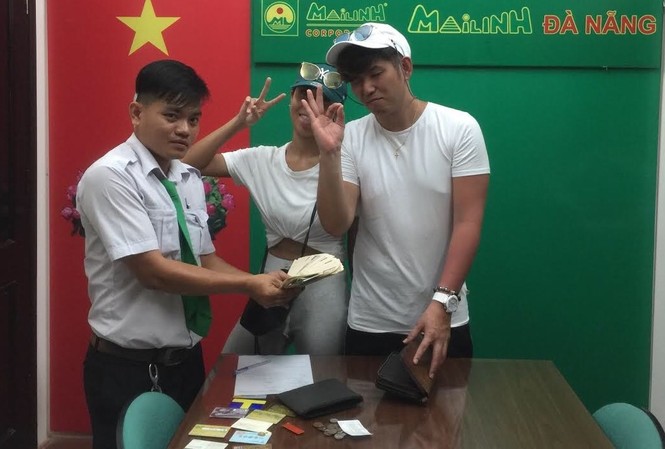 Tài xế taxi trả lại hơn 900.000 Yên Nhật cho du kháchđánh rơi Hai du khách người Nhật vui mừng khi nhận lại được của rơi.