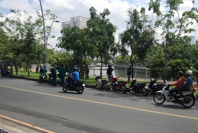Sau khi khám bệnh, người đàn ông nhảy xuống kênh tự tử Lực lượng chức năng điều tra vụ việc.