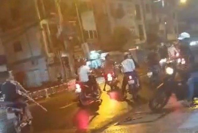 Cận cảnh hàng chục thanh niên cầm hung khí rượt đuổi như phim hành động Nhóm thanh niên hỗn chiến trên đường.