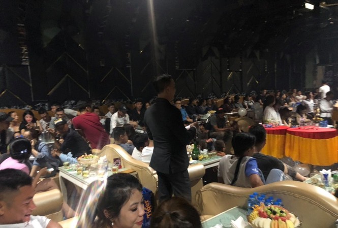Hàng chục thanh niên phê ma túy trong quán bar nổi tiếng ở Sài Gòn Hàng trăm dân chơi trong quán bar Đại Dương.