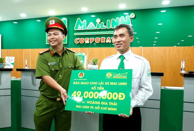 Tài xế taxi được nhận gần 50 triệu sau 1 năm không tìm thấy chủ nhân Công an bàn giao số tiền cho anh Thái.