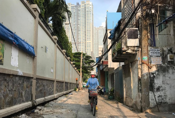 Lo nhà biến thành... hầm chứa nước khi nâng đường Nguyễn Hữu Cảnh Người dân cho rằng nâng đường chống ngập là không hiệu quả.