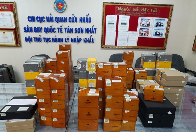 Giấu gần 2.500 điếu xì gà Cuba trong hành lý máy bay về Việt Nam Gần 2.500 điếu xì gà nhập lậu bị phát hiện.