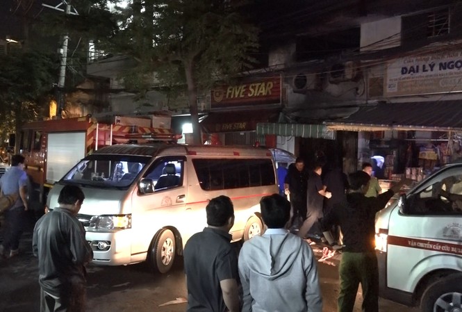 Cháy nhà trong đêm ở Sài Gòn, 3 người tử vong Xe cứu thương đưa thi thể các nạn nhân về nhà xác.