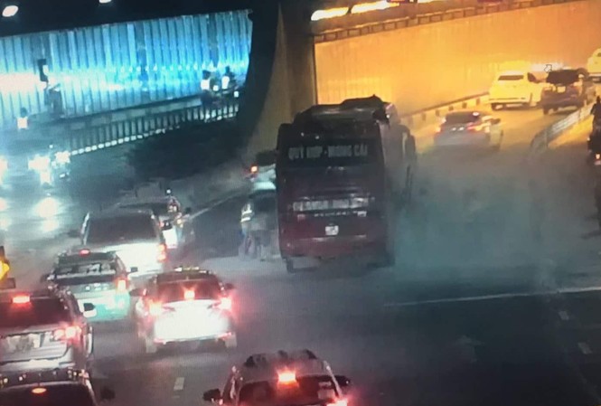 Xe khách bốc khói nghi ngút tối 26 tết, hàng chục người tháo chạy Chiếc xe khách bốc khói nghi ngút.