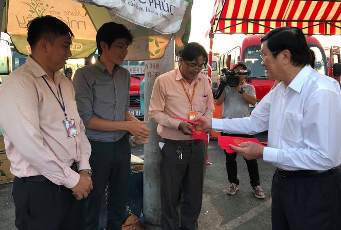 Nguyên Chủ tịch nước Trương Tấn Sang tặng quà cho lái xe khách phục vụ tết Nguyên Chủ tịch nước tặng quà cho tài xế xe khách phục vụ tết.