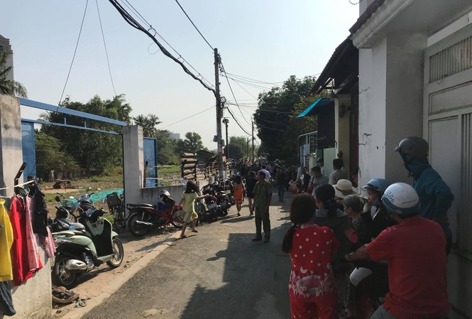 Vụ cháy làm 5 người chết sáng 27 tết: 4 xe máy bít kín lối thoát duy nhất Con hẻm nơi xảy ra vụ cháy.