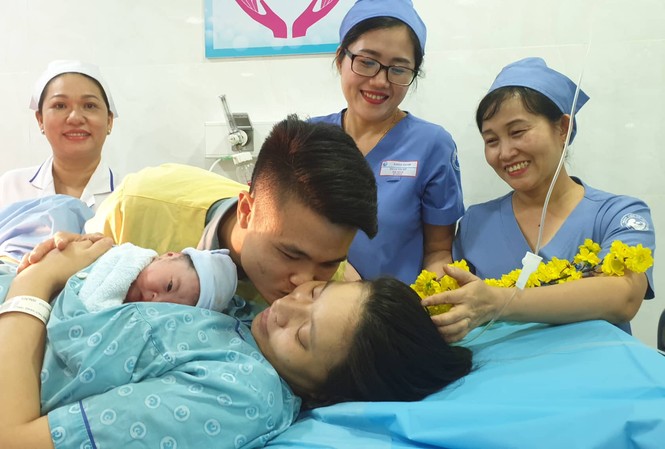 Những 'thiên thần' chào đời đúng thời khắc chuyển giao năm mới Niềm hạnh phúc của gia đình sản phụ sinh con lúc Giao thừa.