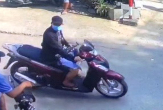 Truy tìm 2 chiếc xe máy liên quan vụ nổ súng giết 4 người, cướp tiền tại sới bạc Sáng 2/2, nhiều người dân vẫn tập trung ở Củ Chi để theo dõi công an làm việc.