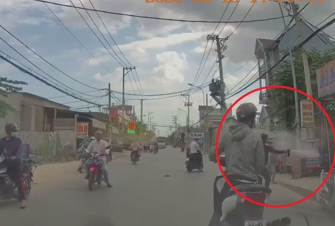 Cướp xịt hơi cay vào người dân để tẩu thoát Thanh niên dùng bình xịt hơi cay tấn công người đi đường để tẩu thoát.