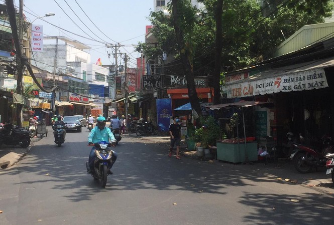 Tên cướp bị nữ nạn nhân túm cổ áo quật ngã, bắt tại trận Hiện trường vụ việc.