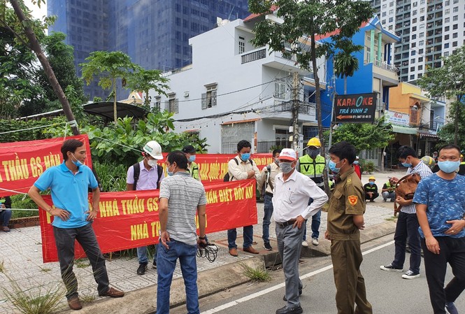 Nhiều công nhân tập trung phản đối nhà thầu chính dự án metro số 1 Công nhân Cty Lithaco tập trung phản đối nhà thầu GS sáng 5/8.