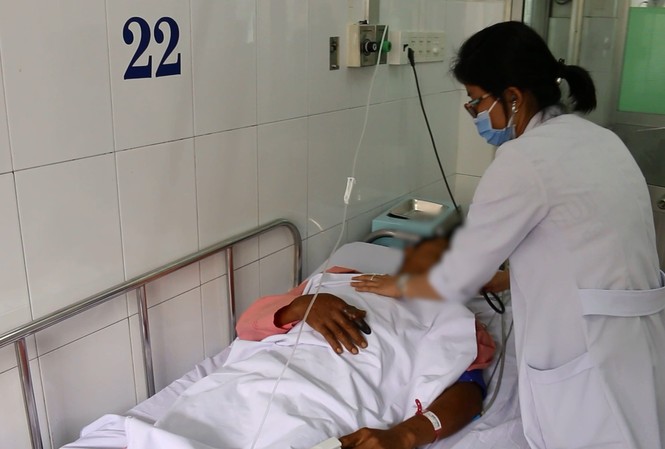 Thêm một người bị rắn hổ mang chúa cắn phải tháo đốt ngón tay Bệnh nhân đang điều trị tại Bệnh viện Chợ Rẫy.