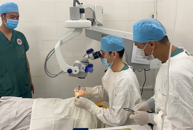 Người phụ nữ ung thư hiến giác mạc giúp 2 thanh niên tìm lại ánh sáng Các bác sĩ ghép giác mạc cho bệnh nhân.
