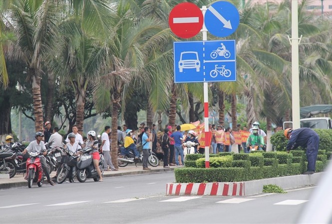 Cư dân nhà ở xã hội căng băng rôn đòi nhà Cty Hoàng Quân Người mua nhà căng băng rôn đòi nhà Cty Hoàng Quân tại trụ sở UBND tỉnh Khánh Hoà (Ảnh Lao động)