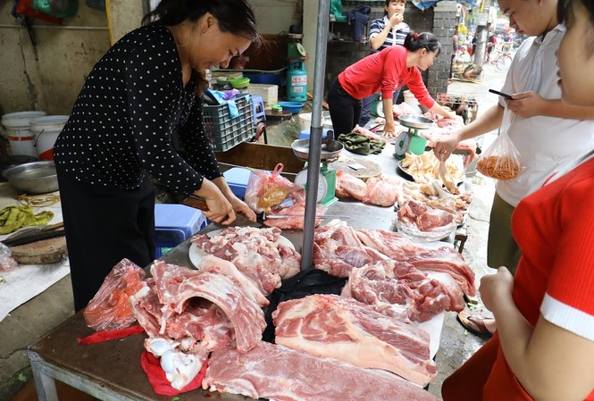 Giá lợn tại chợ truyền thống tại Hà Nội đi ngang dù lợn hơi đã giảm