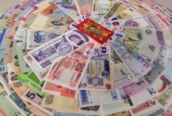 Độc lạ tiền lì xì 'gom trọn thế giới' giá hơn chục triệu Trên một trang bán hàng, bộ tiền 180 tờ có giá 11,5 triệu đồng/ bộ