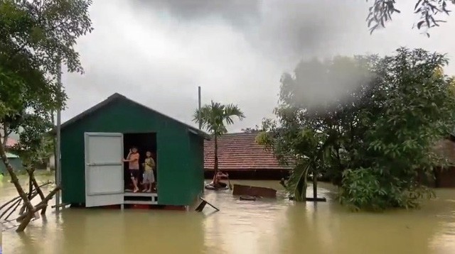 Bộ Xây dựng báo cáo tác dụng của gần 20.000 nhà chống lũ Nhà chống lũ phát huy hiệu quả trong cơn lũ vừa qua.